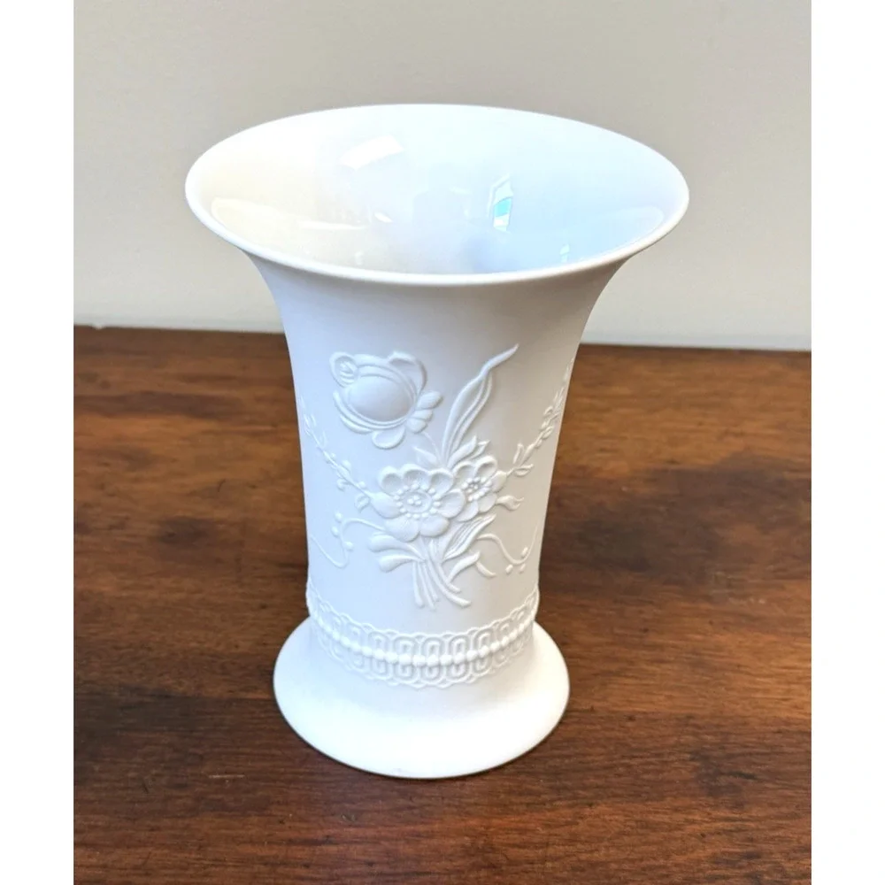 Vintage AK Kaiser Porzellan Germany White Bisque Relief Floral Vase 384/15 6